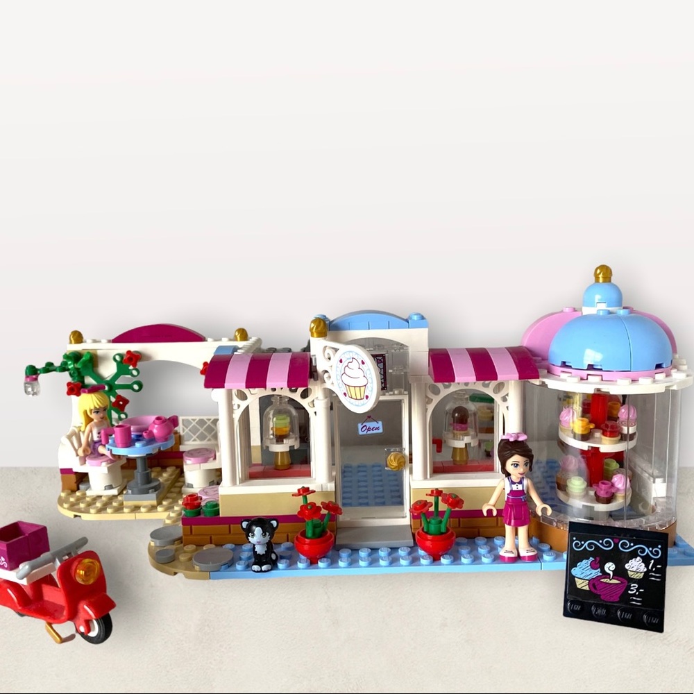 LEGO Friends Heartlake Cupcake Cafe 41119 - Retired